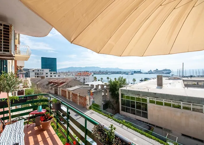 Airy Seafront 1920S Apartment