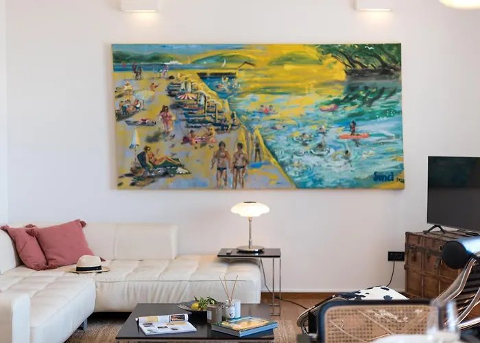 Airy Seafront 1920S Apartment