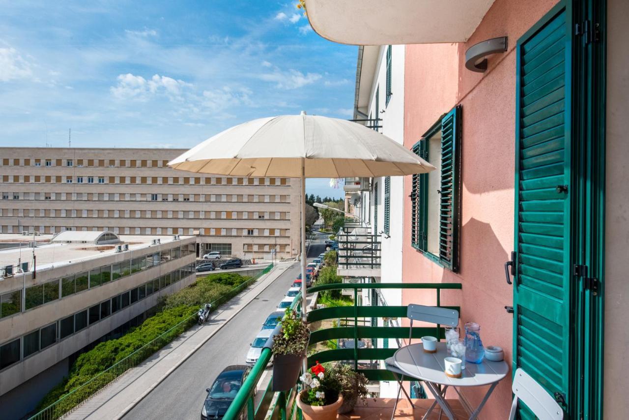Airy Seafront 1920s Appartement