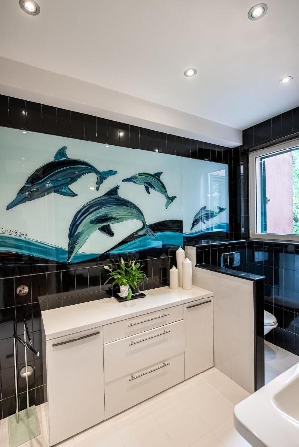 Airy Seafront 1920s Appartement Split