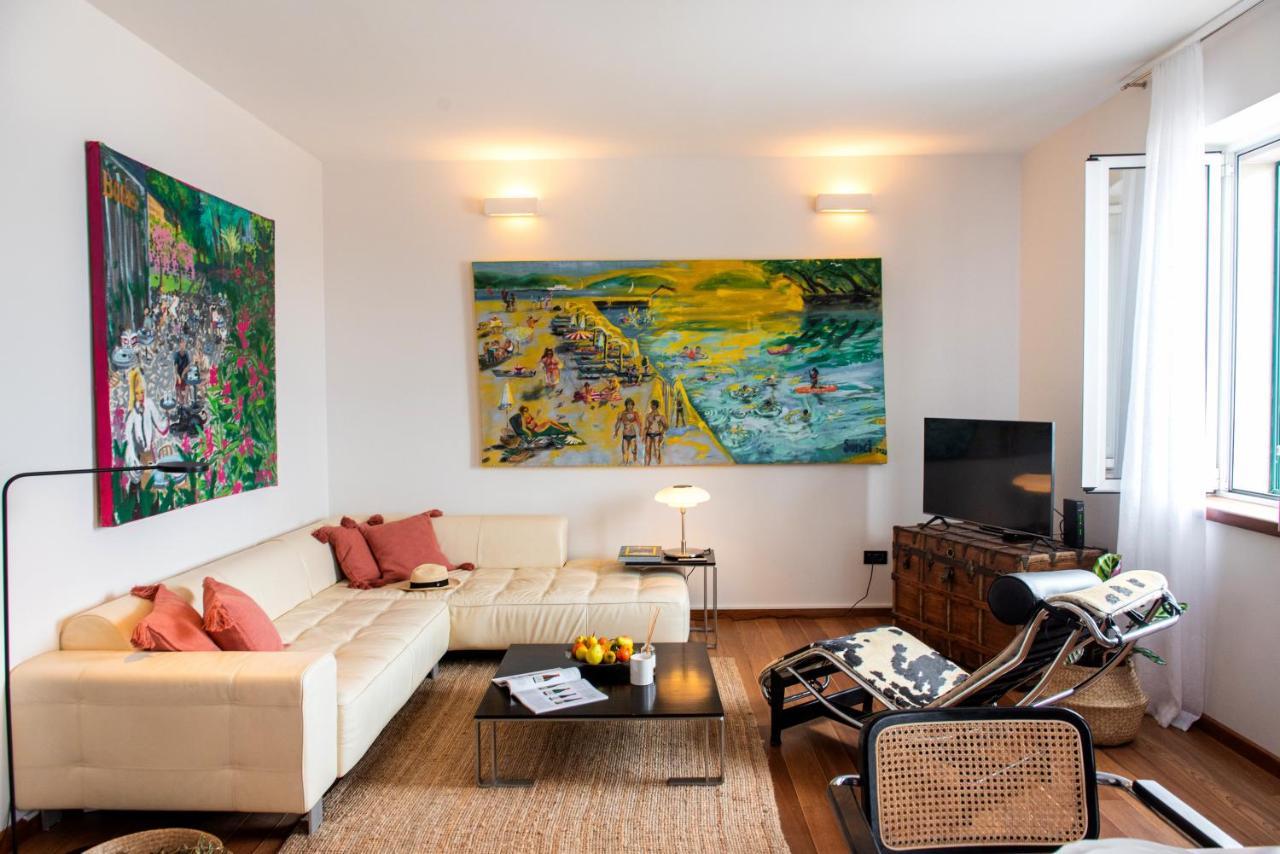 Airy Seafront 1920s Appartement