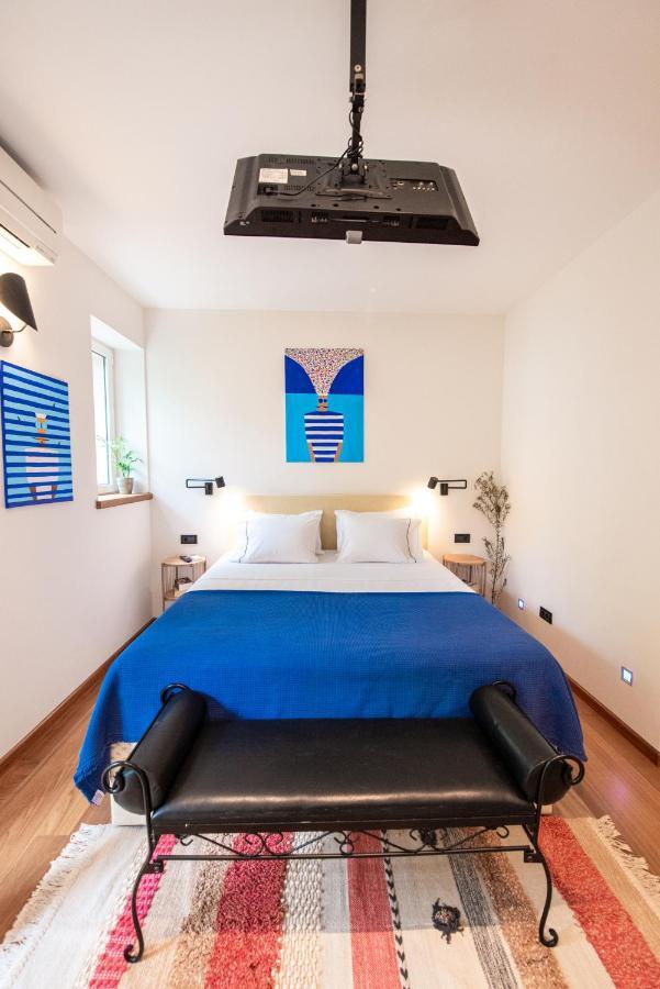 Airy Seafront 1920s Appartement