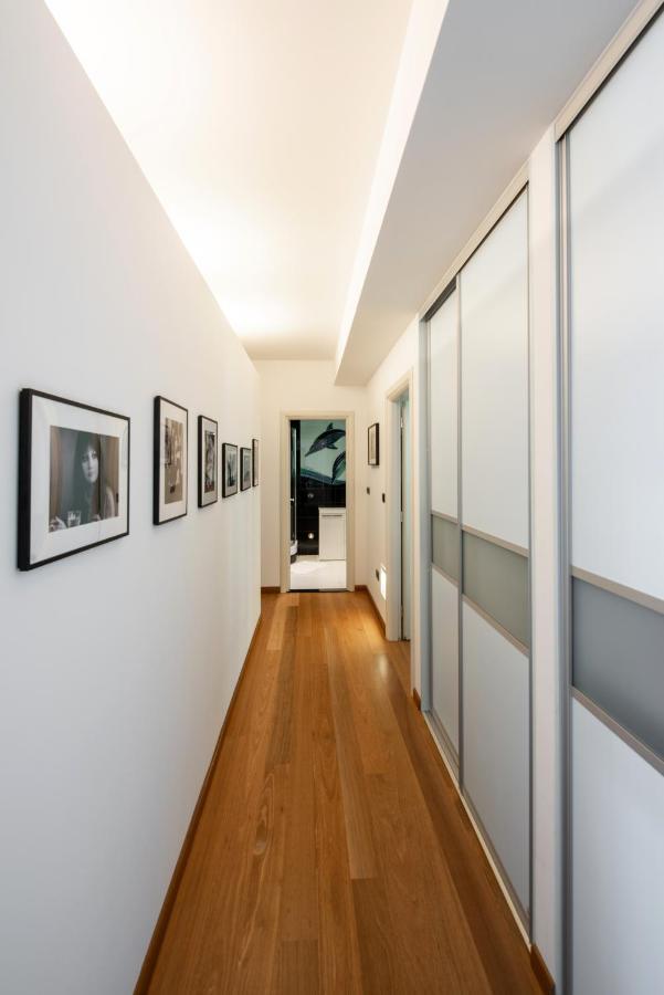 Airy Seafront 1920s Appartement