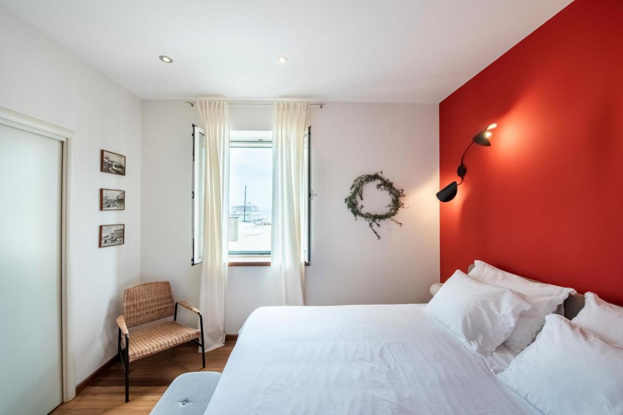 Airy Seafront 1920s Appartement *