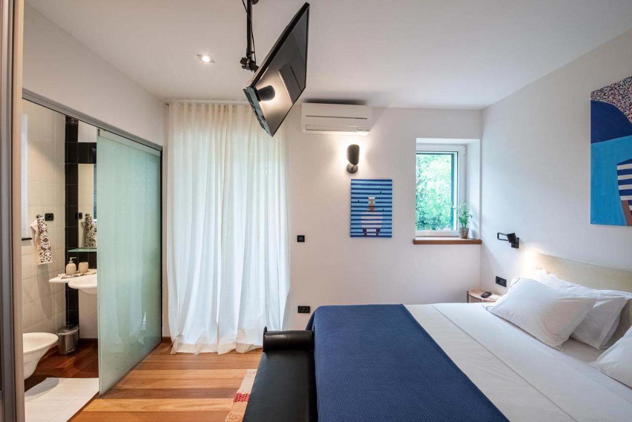 Airy Seafront 1920s Appartement
